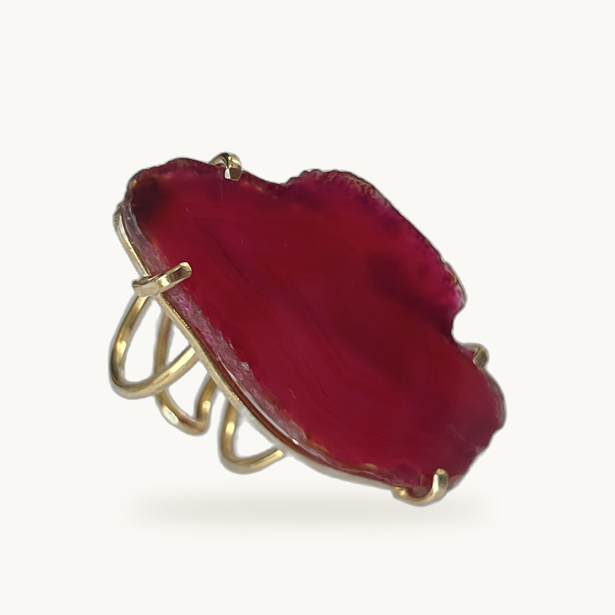 Détail de la Bague Ágata ORA vue de dessus, veines de l'agate fuchsia et anneau multi-fils plaqué or