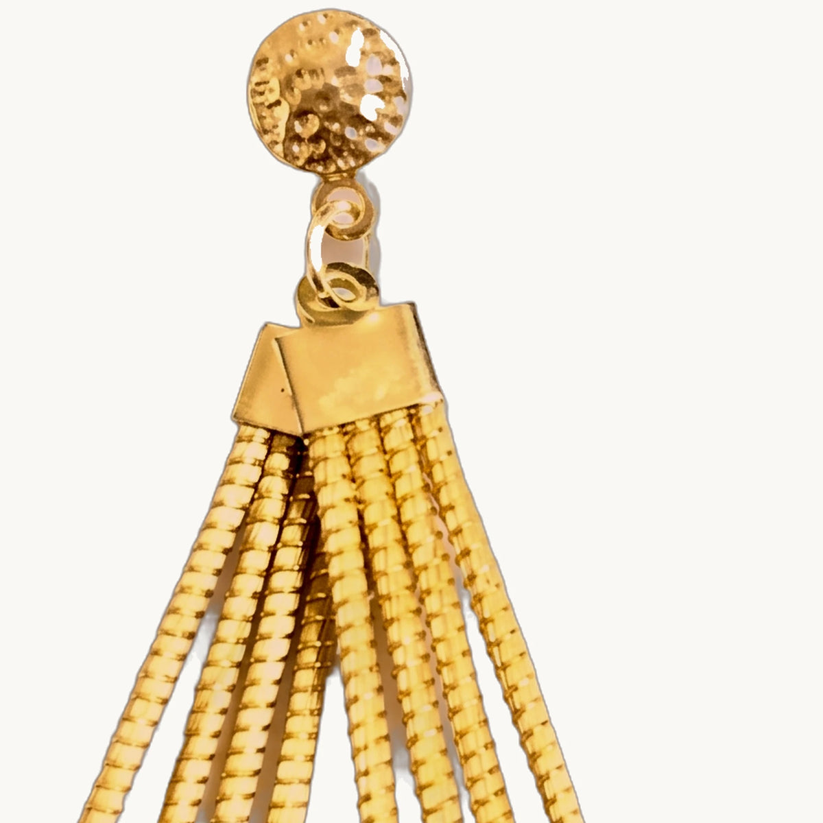 Détail de la puce martelée et des fibres de capim dourado des Gota ORA