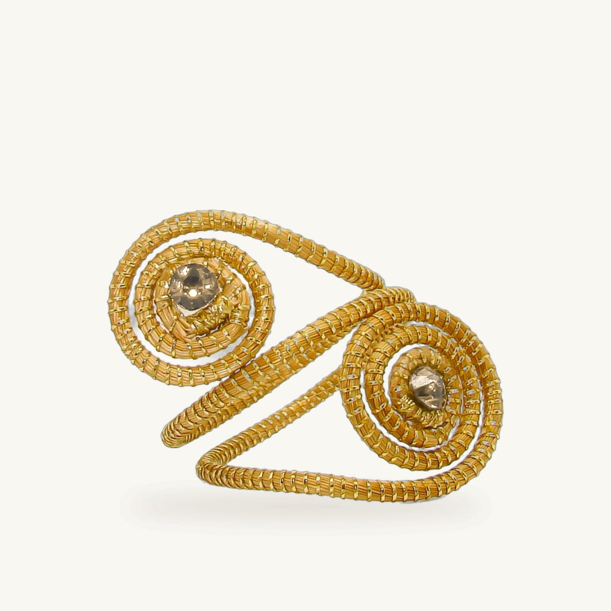 Bague Duetto ORA en capim dourado, double spirale cousue main et cristaux christal, fond beige