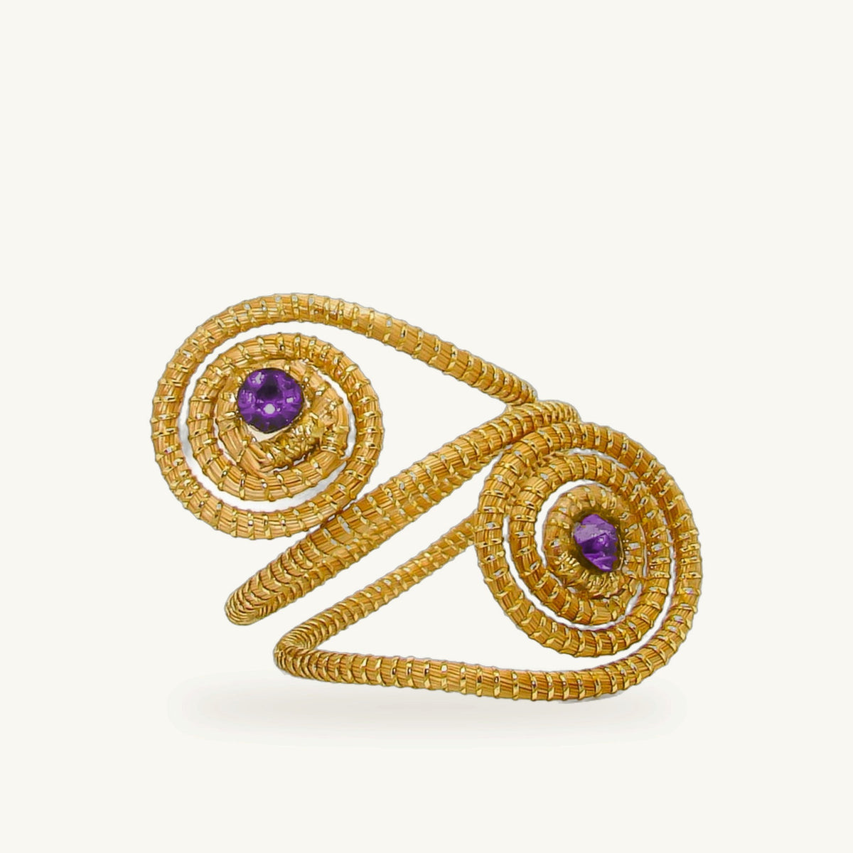 Bague Duetto ORA en capim dourado, double spirale cousue main et cristaux violets, fond beige