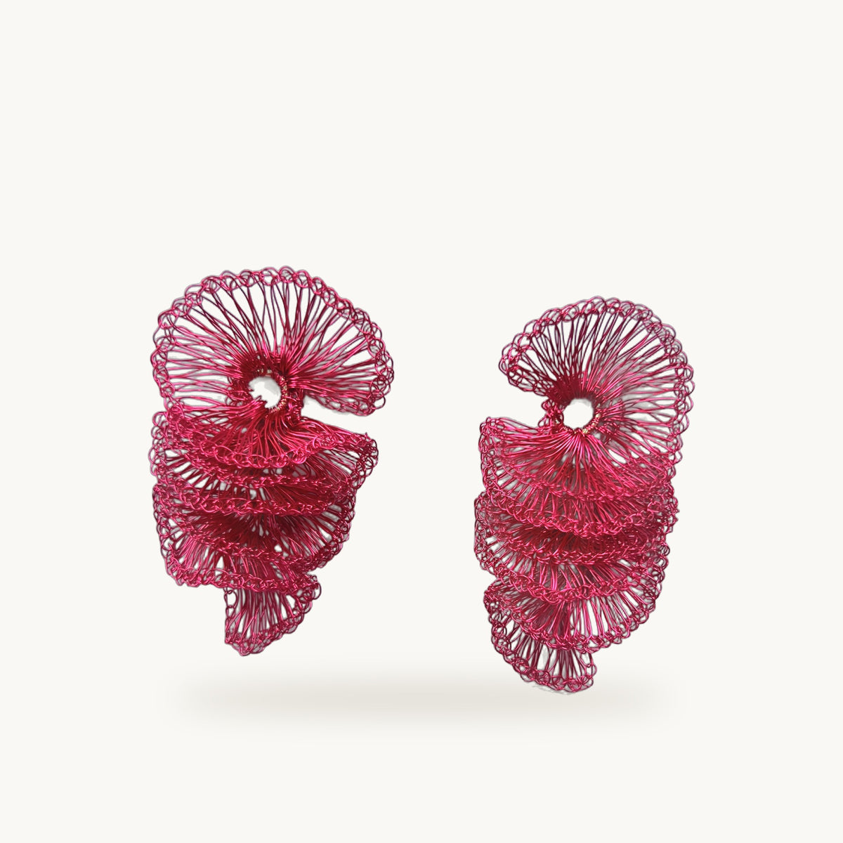 Boucles d'oreilles Orquídea ORA, volants de fil métallique rose fuchsia travaillés à la main, fond beige