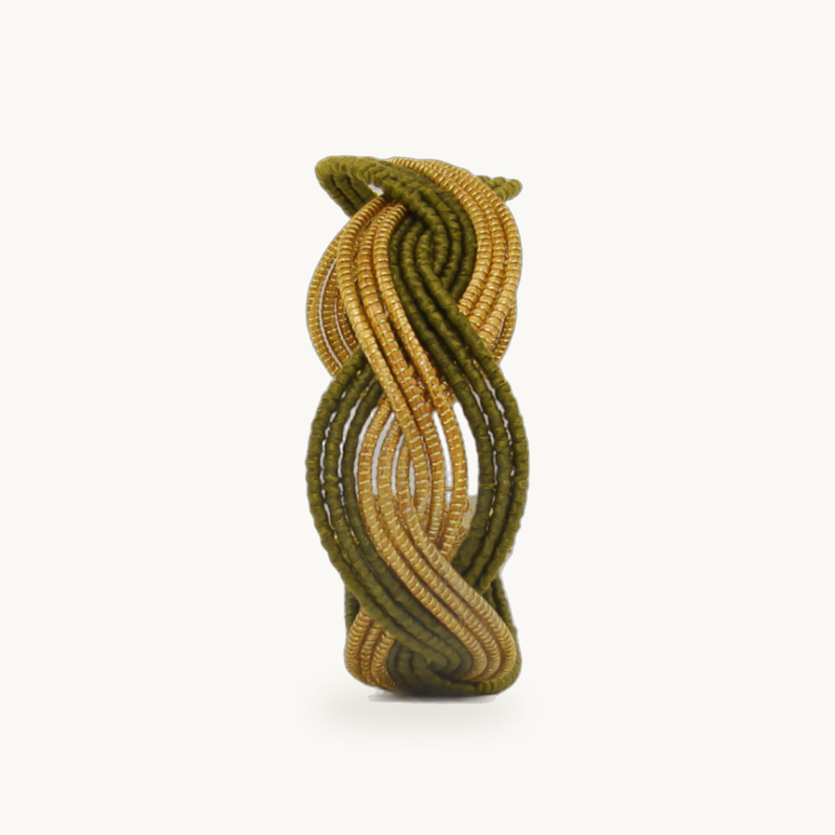 Manchette Caracol ORA bayadère kaki, capim dourado tressé main en nœud infini, fond beige