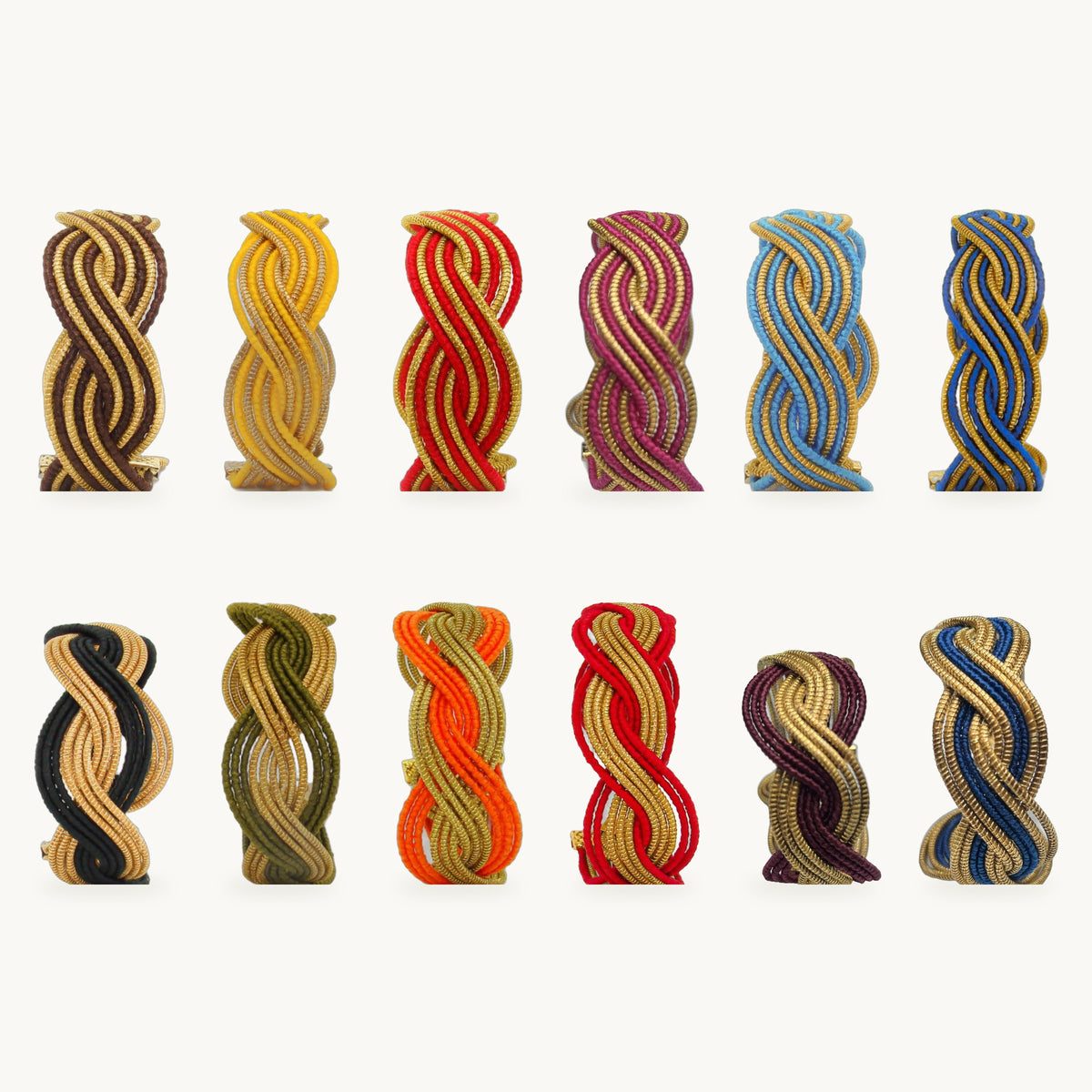 Manchettes Caracol ORA alternées et bayadères, treize couleurs, capim dourado tressé main, fond beige