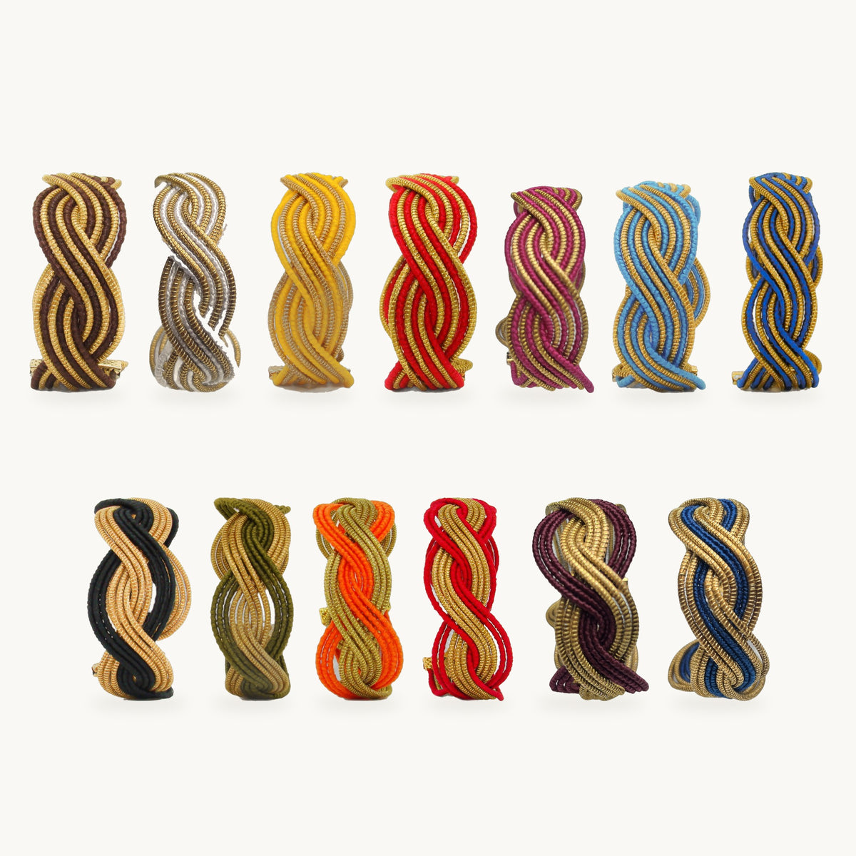 Manchettes Caracol ORA alternées et bayadères, treize couleurs, capim dourado tressé main, fond beige