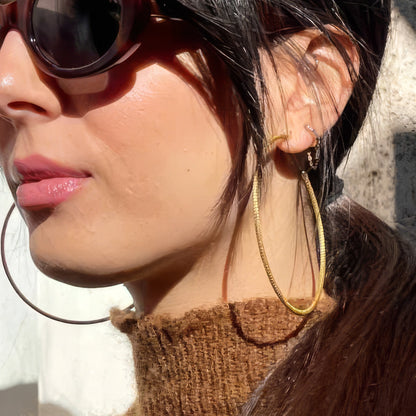 Créole Fino ORA dorée portée à l'oreille, au soleil