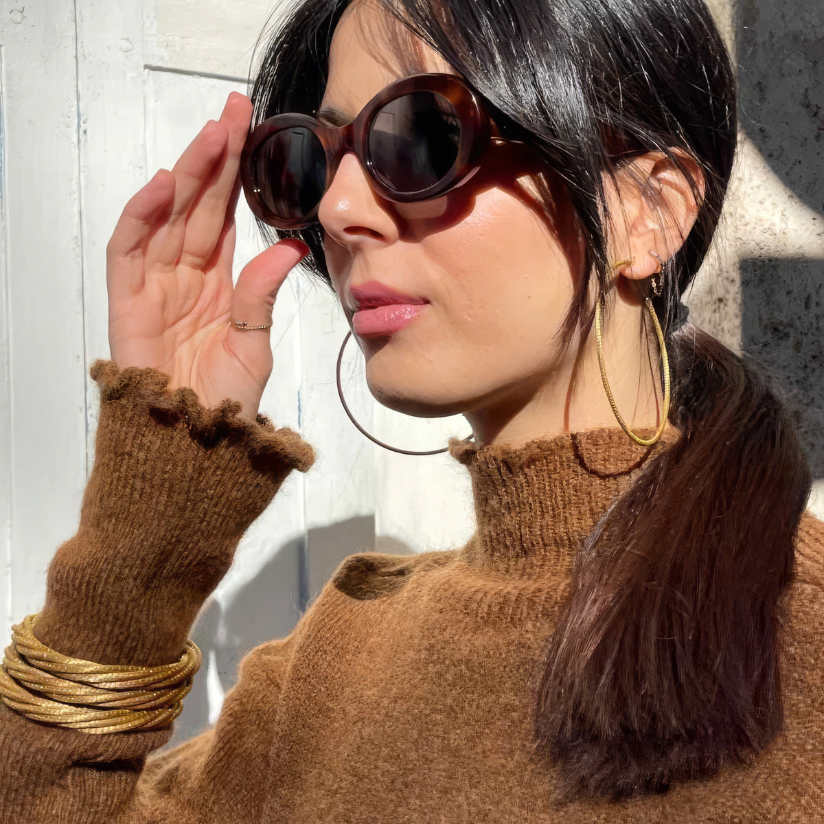 Créoles Fino ORA dorées portées avec des joncs ORA, look automne à Paris