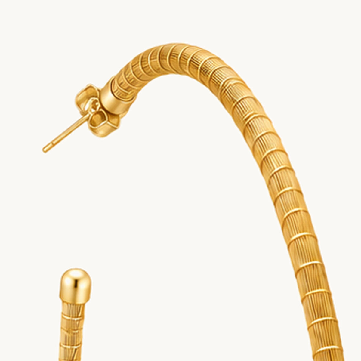 Détail du tressage et du fermoir papillon des Créoles Fino ORA