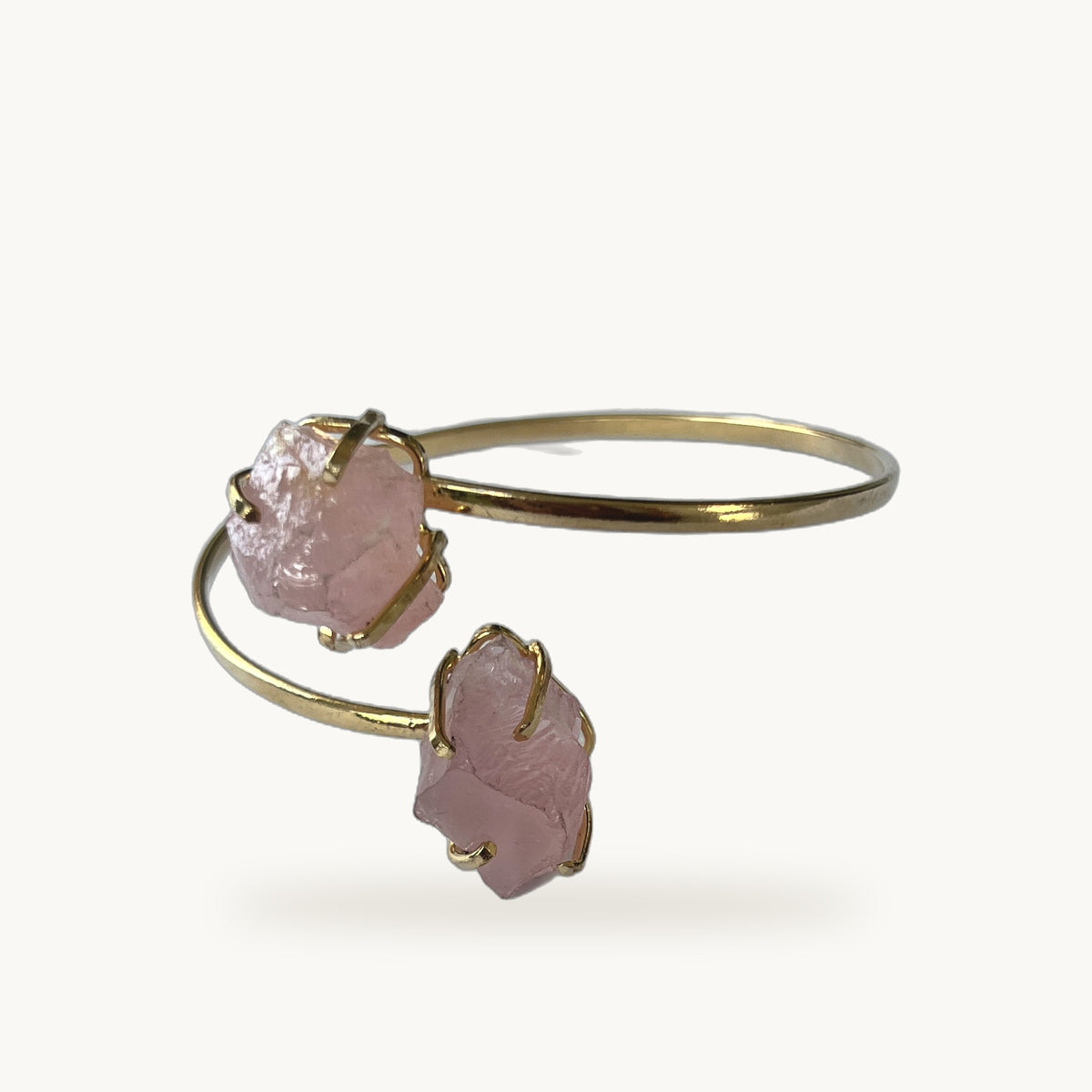 Jonc Duas Rosas ORA plaqué or, duo de quartz roses bruts sertis griffes, fond beige