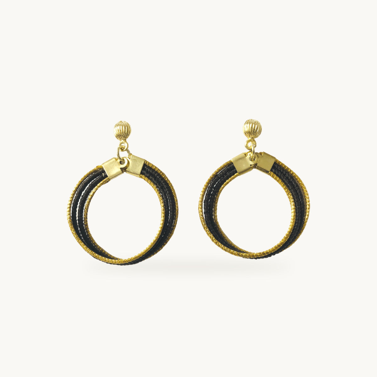 Boucles d'oreilles Lola Arco-Íris ORA noires, capim dourado tressé main, fond beige