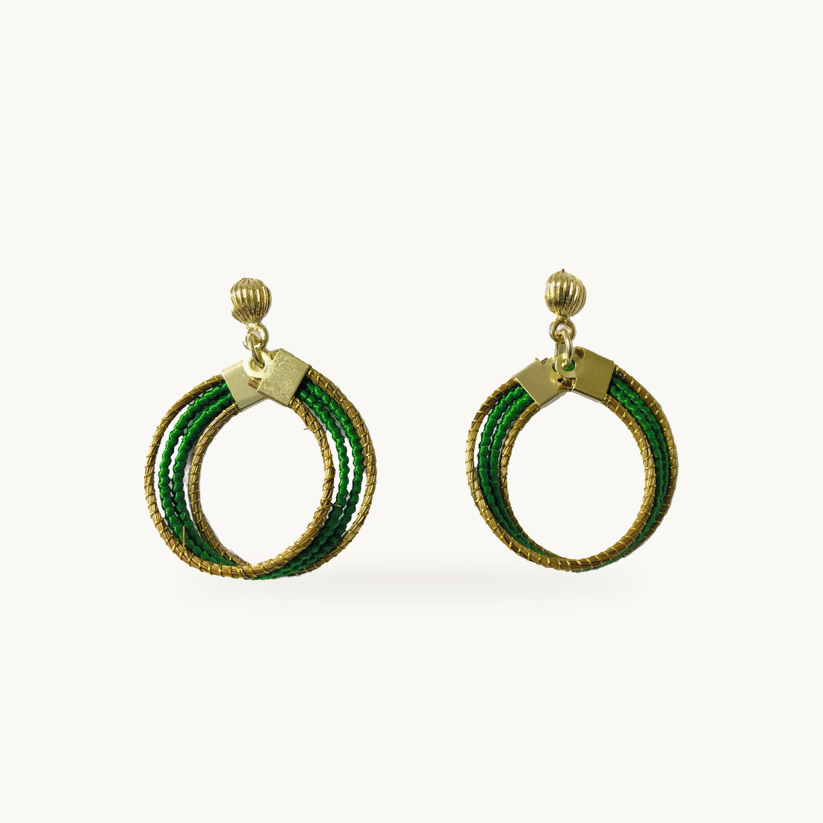 Boucles d'oreilles Lola Arco-Íris ORA vertes, capim dourado tressé main, fond beige
