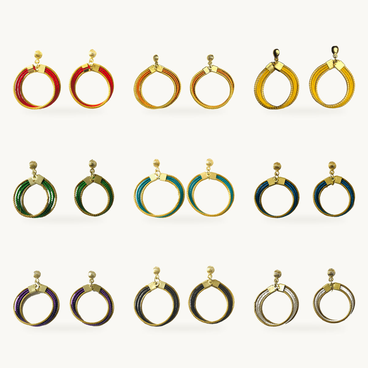  Boucles d'oreilles Lola Arco-Íris ORA en huit couleurs, capim dourado tressé main, fond beige