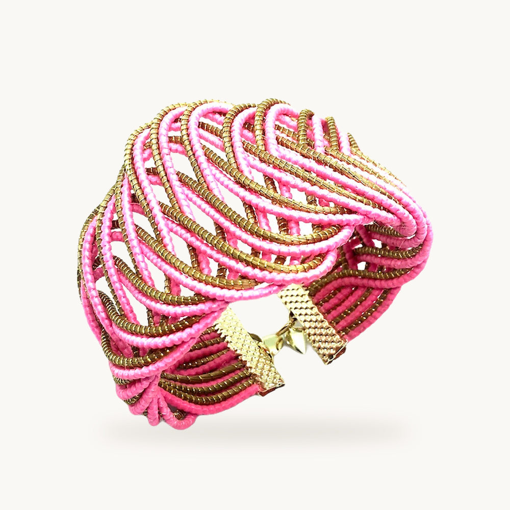 Manchette Amor-Amor ORA rose tressée main en capim dourado et coton, fond beige