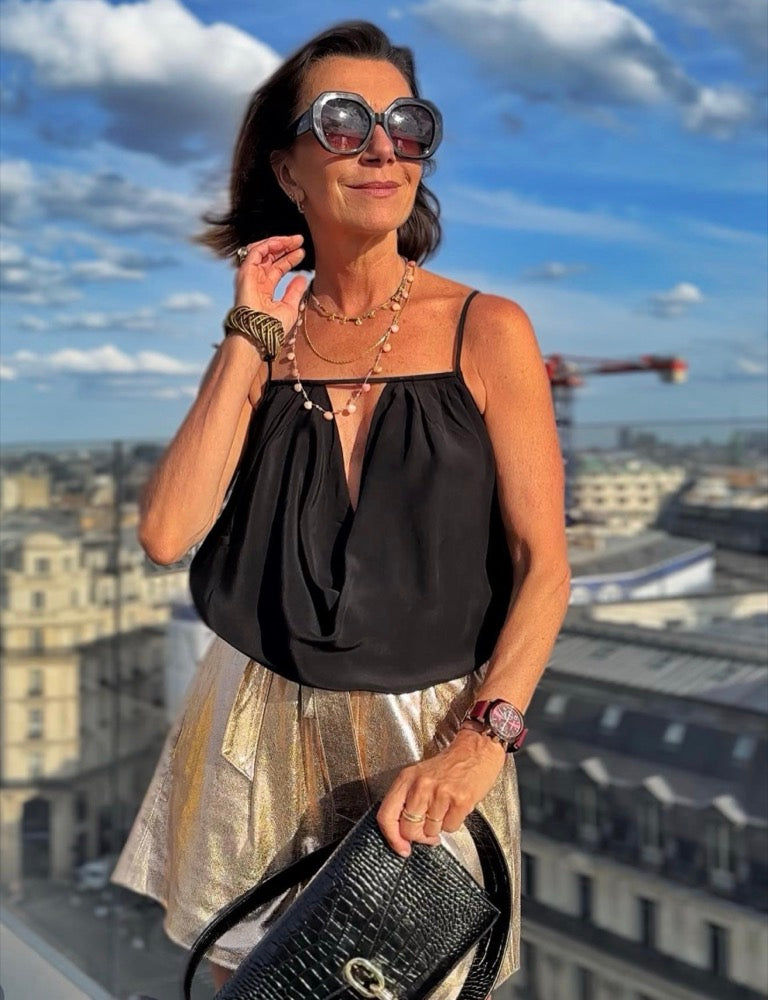 Silhouette portant des bijoux ORA sur les toits de Paris